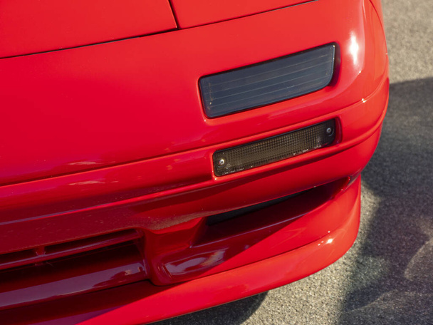 Una perspectiva de cerca del coche deportivo japonés vintage rojo
. - Foto, imagen