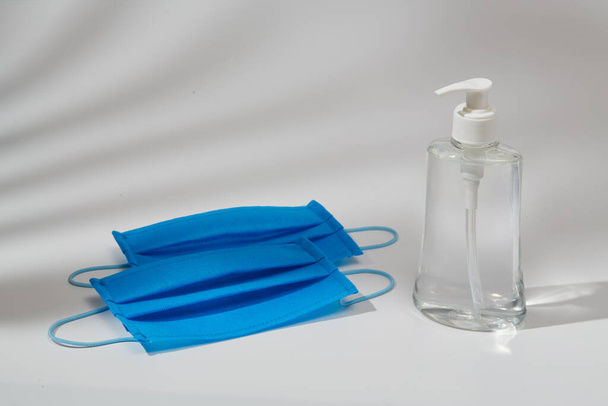 Медицинская маска для лица с гелем для дезинфекции рук - индивидуальный гигиенический ковид-19 коронавирус для профилактики и распространения концепции защиты
 - Фото, изображение