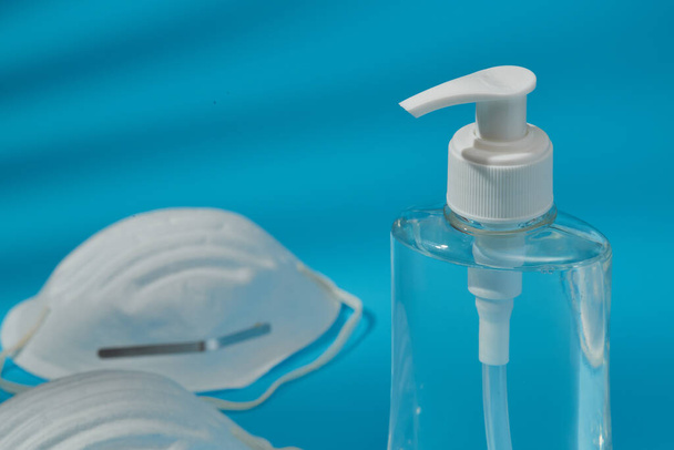 Медицинская маска для лица с гелем для дезинфекции рук - индивидуальный гигиенический ковид-19 коронавирус для профилактики и распространения концепции защиты
 - Фото, изображение