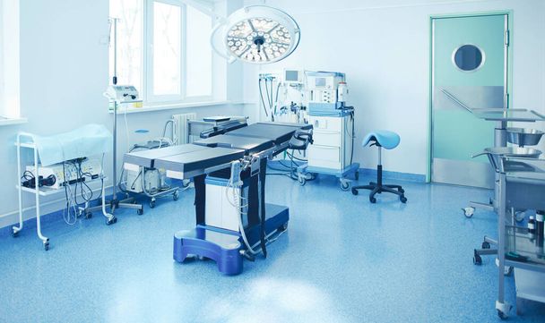 Interno della sala operatoria nella moderna clinica - Foto, immagini
