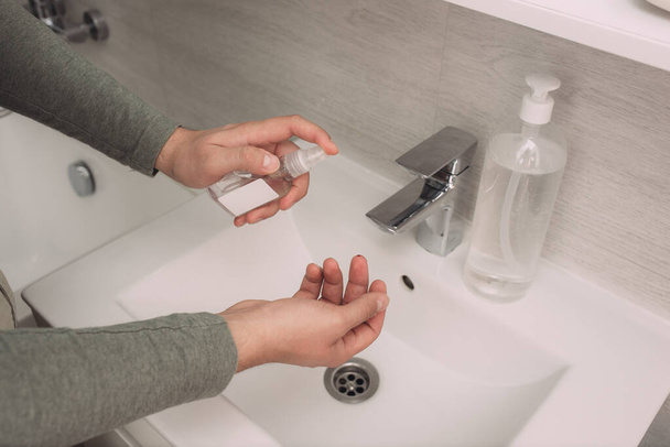 Мытье рук с мылом человек для предотвращения короны вируса, гигиена, чтобы остановить распространение coronavirus.sanitiser, covid 19
 - Фото, изображение
