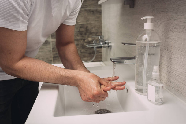 Lavar as mãos esfregando com o homem de sabão para a prevenção do vírus corona, higiene para parar de espalhar coronavirus.sanitiser, covid 19
 - Foto, Imagem