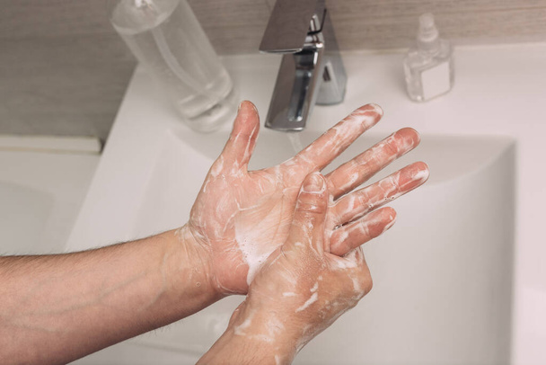 Lavarsi le mani strofinando con sapone uomo per la prevenzione del virus della corona, igiene per smettere di diffondere coronavirus.sanitiser, covid 19
 - Foto, immagini