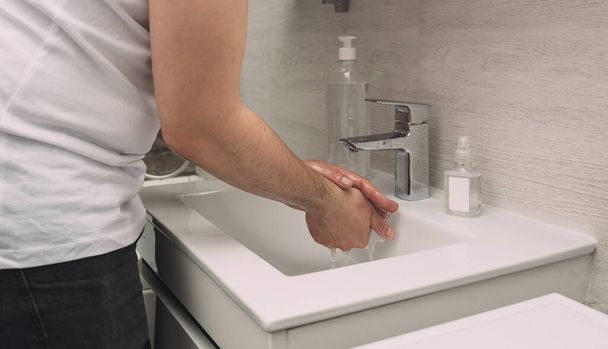 Pese kädet hankausta saippualla mies koronaviruksen ehkäisyyn, hygienia lopettaa leviämisen coronavirus.sanitiser, covid 19
 - Valokuva, kuva
