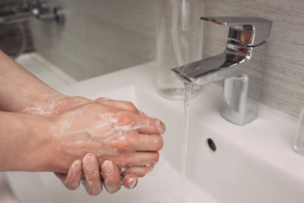 手を洗うコロナウイルスの予防のための石鹸の女性とこすり,コロナウイルスの拡散を停止する衛生. sanitiser, covid 19 - 写真・画像