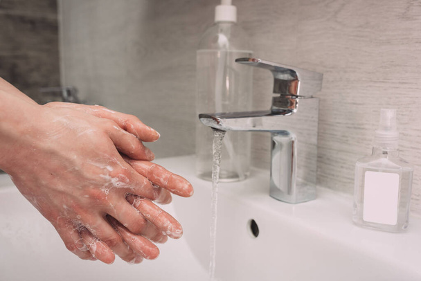 Lavarsi le mani strofinando con sapone donna per la prevenzione del virus della corona, igiene per smettere di diffondere coronavirus.sanitiser, covid 19
 - Foto, immagini