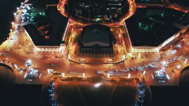 Vista aérea da antiga Bolsa de Valores de São Petersburgo e Colunas Rostrais, São Petersburgo, Rússia
 - Filmagem, Vídeo