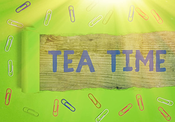 Pisanie tekstu tekstu Tea Time. Koncepcja biznesu na czas po południu, gdy niektóre pokazują jeść mały posiłek. - Zdjęcie, obraz