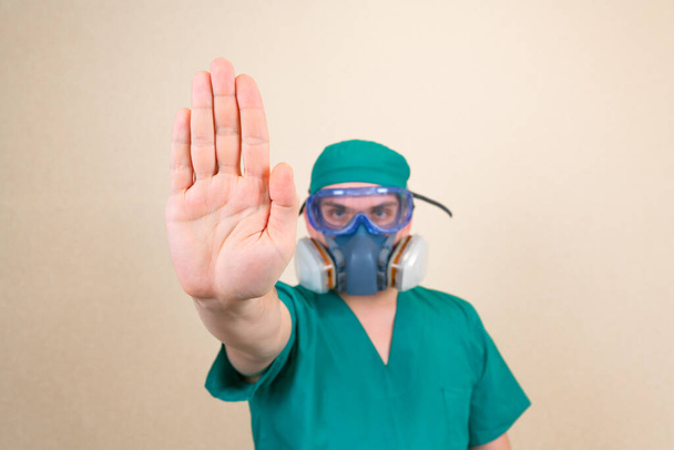Врач держит маску медицинского респиратора
 - Фото, изображение
