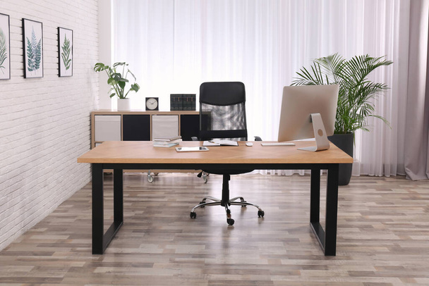 Director's office with large wooden table. Interior design - Φωτογραφία, εικόνα
