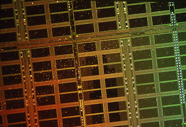 Mikroskop altında mikroçipler için devre kartı - Fotoğraf, Görsel