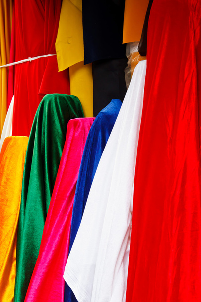 színes textil háttér, fényes hajtogatott ruhát egy halom kép - Fotó, kép