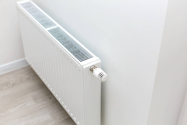 aquecedor com termostato na sala
 - Foto, Imagem