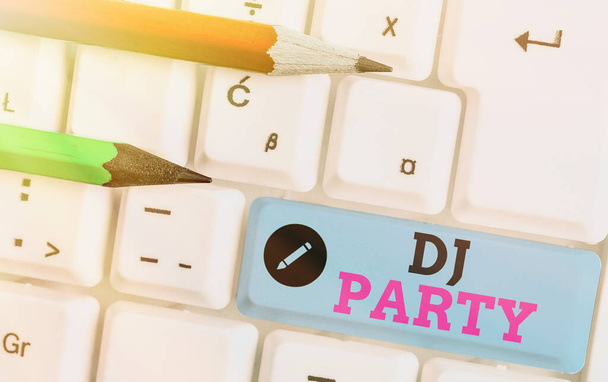 Schreibnotiz mit DJ-Party. Business-Foto zeigt, wer im Radio aufgezeichnete populäre Musik vorstellt und spielt. - Foto, Bild