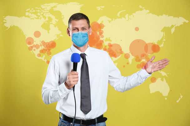 コロナウイルス発生の間にニュースを発表する医療マスクを持つジャーナリスト。病気の広がりを示す世界地図 - 写真・画像