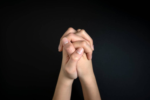 Молящиеся руки в темноте
 - Фото, изображение
