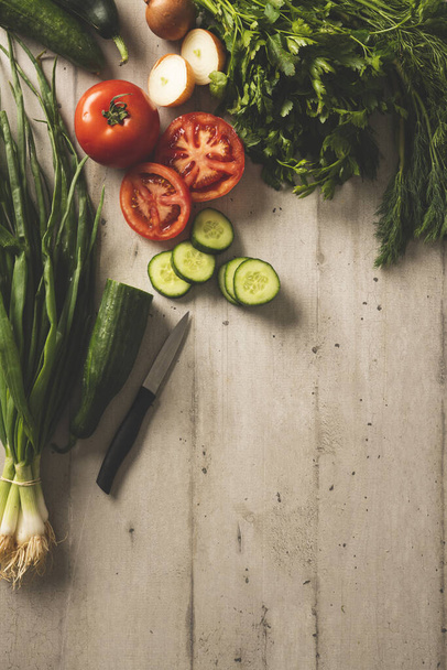 Verduras frescas y maduras sobre una mesa de madera. Alimento saludable
 - Foto, Imagen