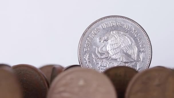 Antigua moneda mexicana de 50 pesos rotando sobre fondo blanco
 - Metraje, vídeo
