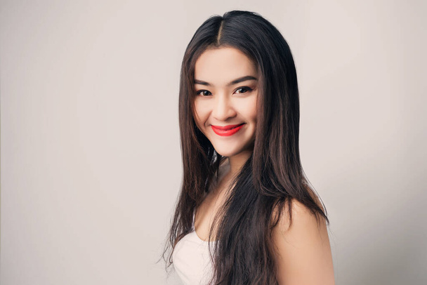 Jovem bela mulher asiática com rosto sorridente e lábios vermelhos. - Foto, Imagem