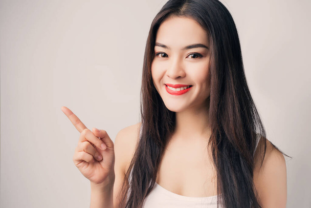 Giovane bella donna asiatica con faccina sorridente e labbra rosse. - Foto, immagini