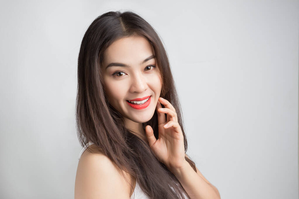 jong mooi aziatisch vrouw met smiley gezicht en rode lippen. - Foto, afbeelding