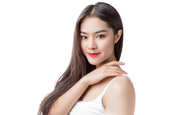 Nuori kaunis aasialainen nainen hymiö kasvot ja punaiset huulet. - Valokuva, kuva