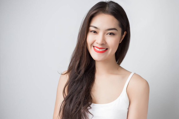 Jeune belle femme asiatique avec le visage souriant et les lèvres rouges. - Photo, image