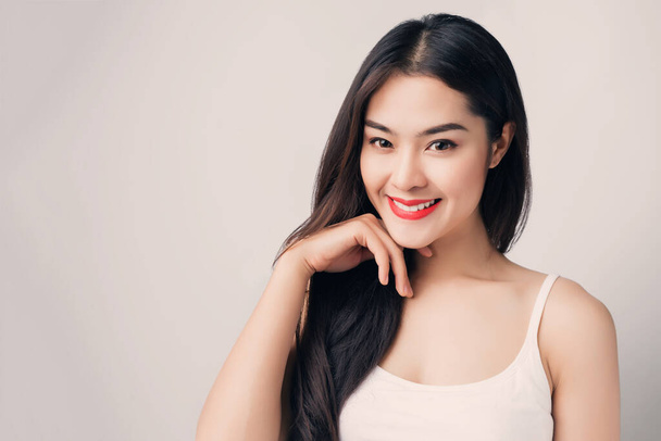 Mladá krásná asijská žena s usměvavou tváří a červenými rty. - Fotografie, Obrázek