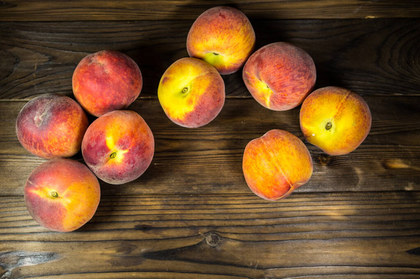 kypsiä persikoita puupöydällä - Valokuva, kuva