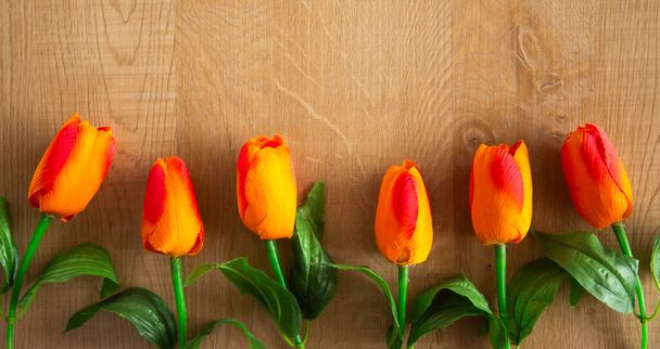 Tulpen bos op houten achtergrond. Ruimte voor tekst. - Foto, afbeelding