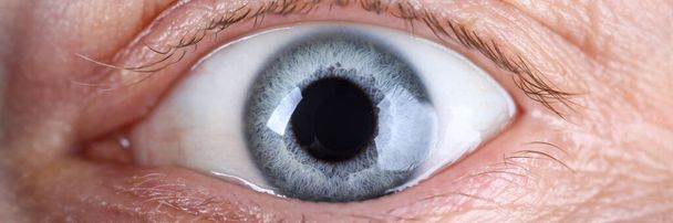 Vista de cerca del ojo masculino con muchas arrugas
 - Foto, Imagen