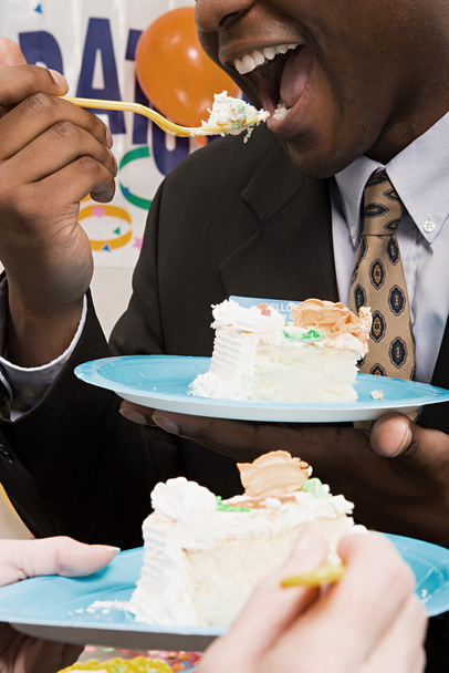 Офисные работники едят торт
 - Фото, изображение