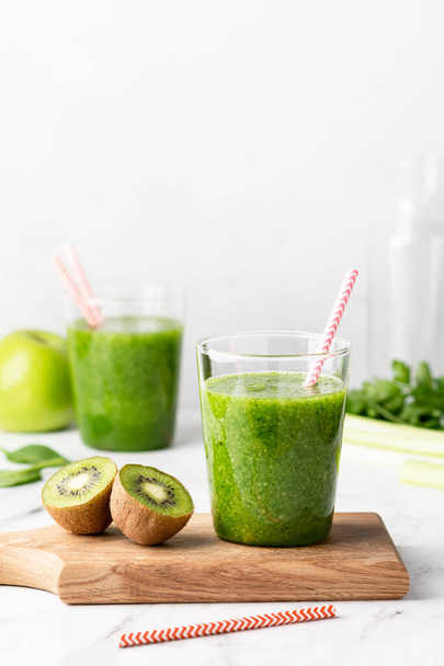 green smoothie of spinach, apple and kiwi  - Φωτογραφία, εικόνα