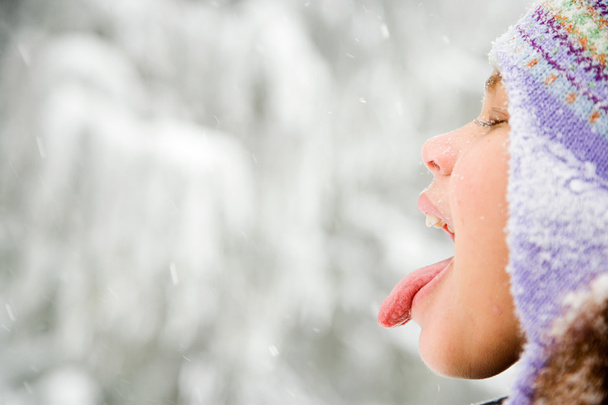 Chica en la nieve sobresaliendo lengua
 - Foto, Imagen