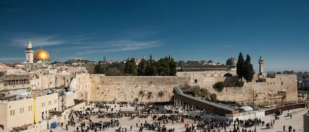 Könnyek Fala. Panorámás kilátás nyílik a nyugati fal Jeruzsálem templom és a kupola mecset Al Aqsa. A világ szellemi kultúrájának központja és minden modern kulturális és politikai konfliktus gyökere - Fotó, kép