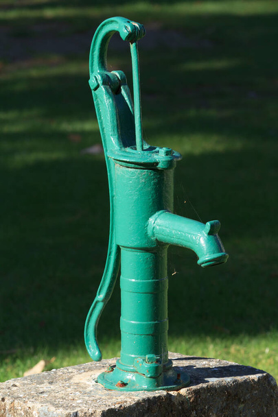 Une pompe à eau vintage à main, peinte en vert - Photo, image