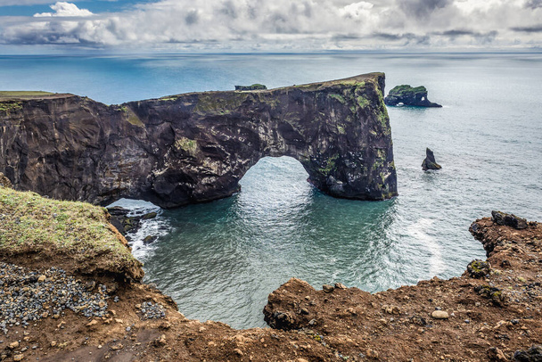 Híres sziklaformáció egy Dyrholaey-fokon Izland déli részén - Fotó, kép