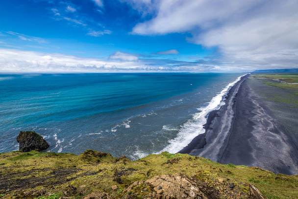 アイスランド南部のダイローリー岬からの眺め - 写真・画像