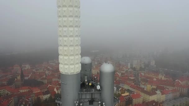 Вид з повітря на цитикап старого міста Праги, з багатьма дахами, церквами і пам'яткою парку Тауер Прага.. - Кадри, відео
