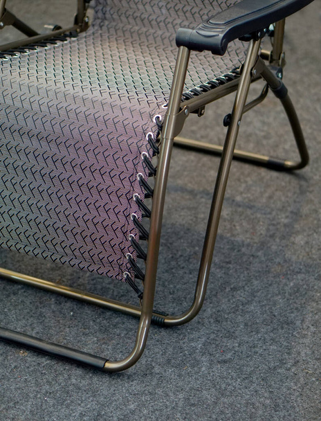 Detailní záběr kovové židle s plastovou tkanou sedačkou - Fotografie, Obrázek