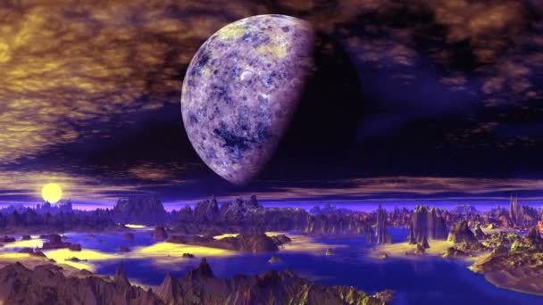 Hatalmas Hold az Alien Planet felett. A lila csillagos égen lebegő felhők, egy fényes sárga nap emelkedik. Egy hatalmas hold a horizont felett. A kövek a víz között vannak.. - Felvétel, videó