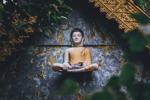 Кінематографічна фотографія старої буддійської скульптури в кхмерному стилі на занедбаному храмі в горах Бокор у Кампоті (Камбоджа). - Фото, зображення