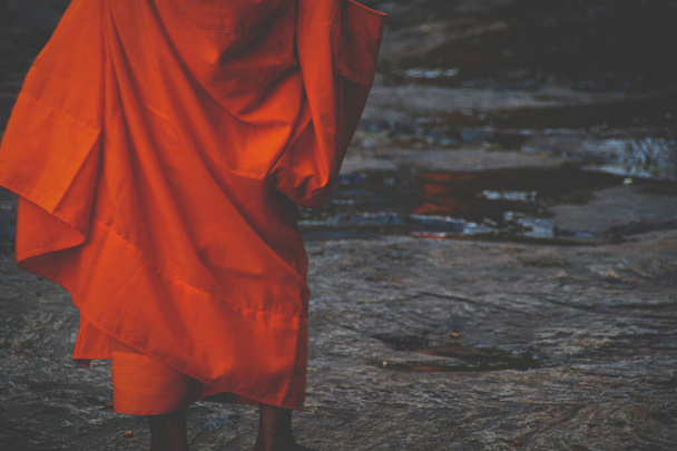 Kamboçya 'nın kültürünü ve dinini göstermek için Budist bir keşişin safran renkli cüppesi. - Fotoğraf, Görsel