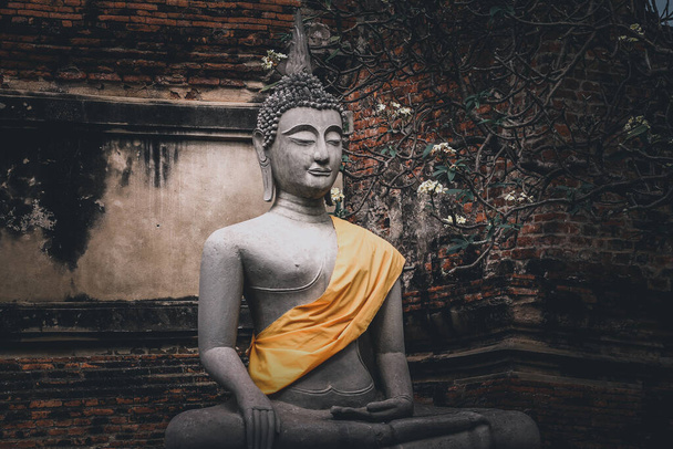 Estátua de Buda no Parque Histórico Ayutthaya mostrando a religião, cultura tailandesa local e história da Tailândia
 - Foto, Imagem