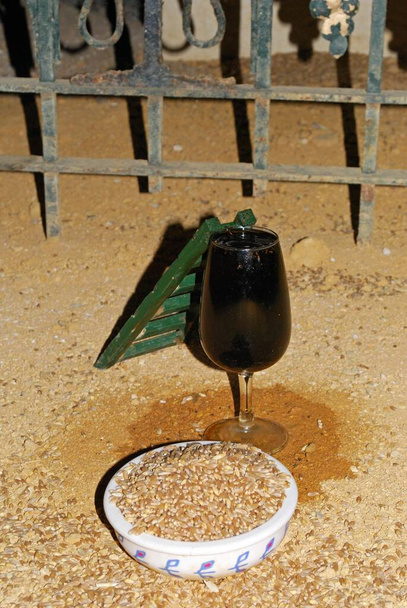 Γυαλί σέρι, σκάλα και τροφή που έχει απομείνει για τα ποντίκια στο Bodega, Jerez de la Frontera, επαρχία Cadiz, Ανδαλουσία, Ισπανία. - Φωτογραφία, εικόνα