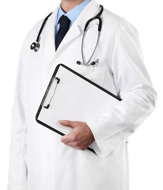 médecin avec stéthoscope et presse-papiers isolés sur fond blanc
  - Photo, image