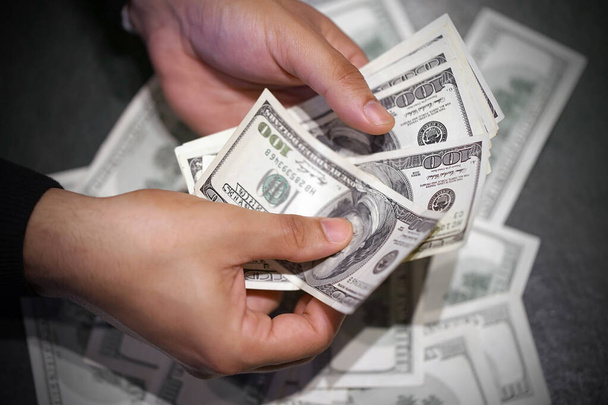 Mani di uomini che contano banconote da 100 dollari. Nelle mani di un sacco di contanti, 100 tagli di dollari
 - Foto, immagini