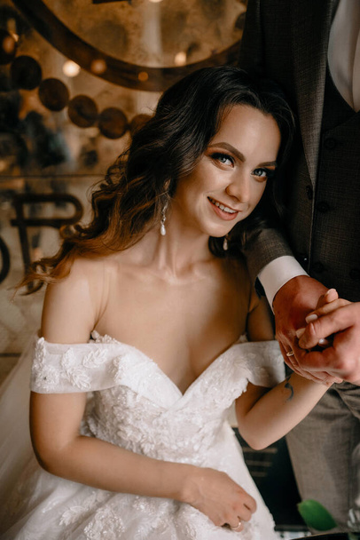 Beauty portrait of bride wearing fashion wedding dress with luxury delight make-up and hairstyle - Foto, afbeelding