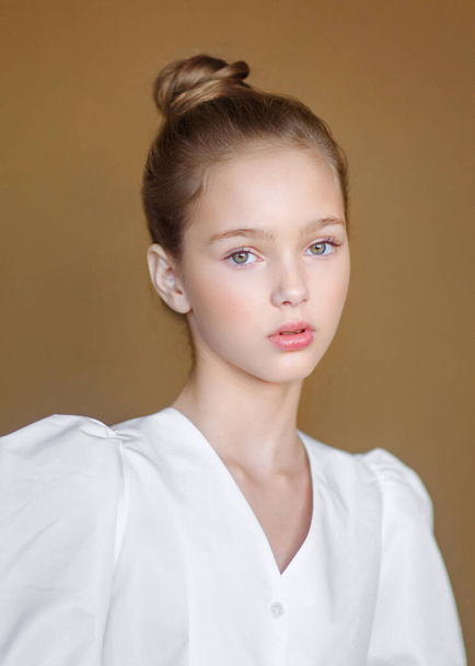 portrait of young model girl in studio - Foto, Bild
