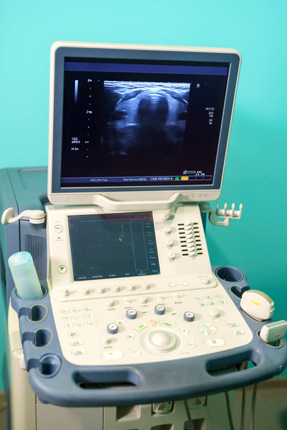 Ultrasound device for testing sonogram. Clinic interior. Sonography. Health tests concept. Closeup - Foto, Bild